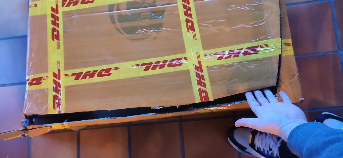 OktoZeFrench's tweet photo. @DHLExpressFr @DHLGlobal @DHLexpress (@gkcollectors)
In November, I ordered a figurine for a very important birthday. Unfortunately, the seller went through you/your service for delivery. A collector's figurine that's almost impossible to find + that's numbered, that costs 445$USD (when you buy a collector's item, the box is ALSO part of the collector's item itself), with shipping costs of 362$USD.
Do you think it's right that the assholes who work for you should OPEN parcels? I'm not talking about the EXTERIOR box, but the figurine's BOX, screw up all the parts, don't put them back the way they're supposed to be, use cutters all over the place? Oh yes, a LOT of the figurine's parts are broken, and now I realize that some of them are even MISSING. Probably because those bastards weren't paying attention.
After that, it's okay, you offered a "compensation" of 100$USD. 100$USD on 807$USD, when everything is broken + missing, you can directly propose to fuck me, it will go faster.
You'll find all the photos that illustrate the "joy" of going through you.

Oh, and just to give it a little more exposure, I'm going to take Twitter Blue so people know what to expect when they go through you.
Thanks again.

---
En novembre, j'ai commandé une figurine pour un anniversaire très important. Malheureusement, le vendeur est passé par vous/votre service pour la livraison. Une figurine collector qui est quasi introuvable + qui est numérotée, qui coûte 445$USD (quand on achète un objet de collection, la boîte fait AUSSI partie de l'objet de collection en lui même), avec des frais de ports de 362$USD.
Vous trouvez ça normal que les connards qui bossent pour vous, OUVRENT les colis ? Je parle pas du carton EXTERIEUR, mais bien de la BOÎTE de la figurine, foutent toutes les pièces en l'air, ne les remettent pas comme il faut, mettent des coups de cutters à tout va ? Ah oui, BEAUCOUP d'éléments de la figurine sont cassés, et maintenant je me rend compte que certains sont même MANQUANTS. Certainement parce que ces connards ont pas du faire attention.
Après, ça va, vous avez proposé un "dédommagement" de 100$USD. 100$USD sur 807$USD, quand tout est pété + manquant, vous pouvez directement me proposer de m'enculer, ça ira plus vite.
Vous trouverez toutes les photos qui illustrent la "joie" de passer par vous.

Ah et juste pour que ça ait un peu plus de visibilité, je vais prendre Twitter Blue histoire que les gens sachent bien à quoi s'attendre en passant par vous.
Merci encore. (1/5)

ORDER N°8150870442