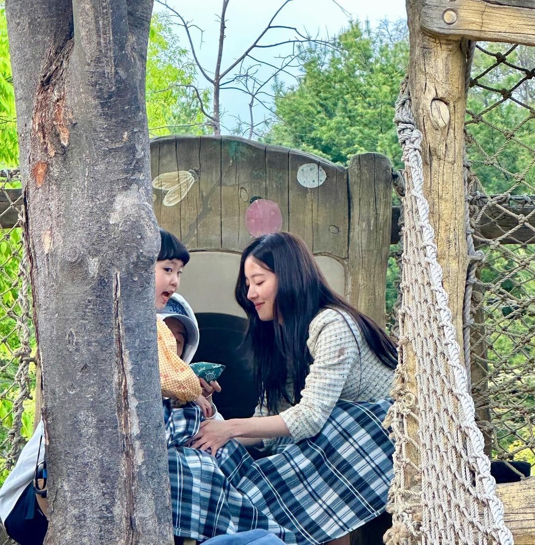 syishappy's tweet photo. 👉🏻 https://t.co/byKBQwEL0g
#열녀박씨계약결혼뎐 #이세영 배우님과♥️
무더위가 시작되던 6월에 어느 날,
천사같은 세영배우님과 꿈같던 촬영 : )
아름다운 미모와 따뜻함까지 겸비한 대배우님과 함께 할 수 있어 영광이었어요
#옷소매붉은끝동 에서 리온이 엄마로
이번엔 리엘이까지 짧은 한 씬이지만 좋은 작품에 참여할 수 있어 영광입니다
배우님과 세번 째 만남도 기원합니다 😄🙏���

대기중 수다쟁이 리엘이 얘기 유쾌하게 들어주시고
담요와 간식까지 공유해주신 세심한 따뜻함에 더 찐 팬이 되었어요
#이세영배우님 언제나 꽃 길만 걸으시길 리엘이가 응원할게요 🫶🏻