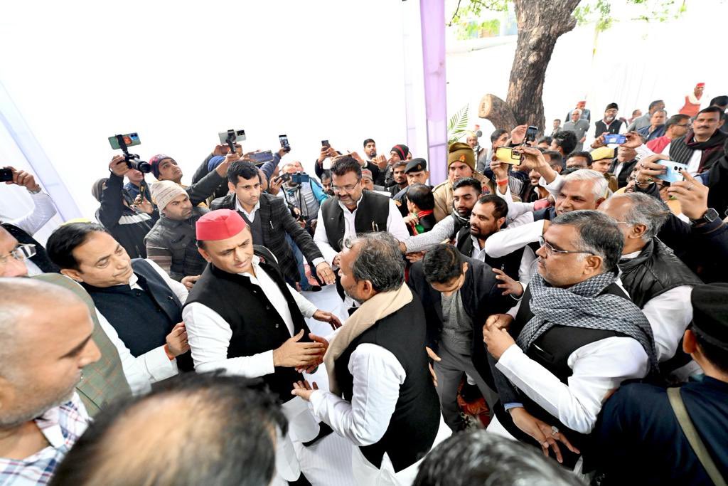 yadavakhilesh's tweet photo. आज बलिया में दिवंगत सपा जिलाध्यक्ष राजमंगल यादव जी एवं जिला सचिव स्व. श्री राजेंद्र पाण्डेय जी को अर्पित की श्रद्धांजलि एवं परिजनों मुलाकात कर व्यक्त की संवेदना। https://t.co/88pS0pJjuR