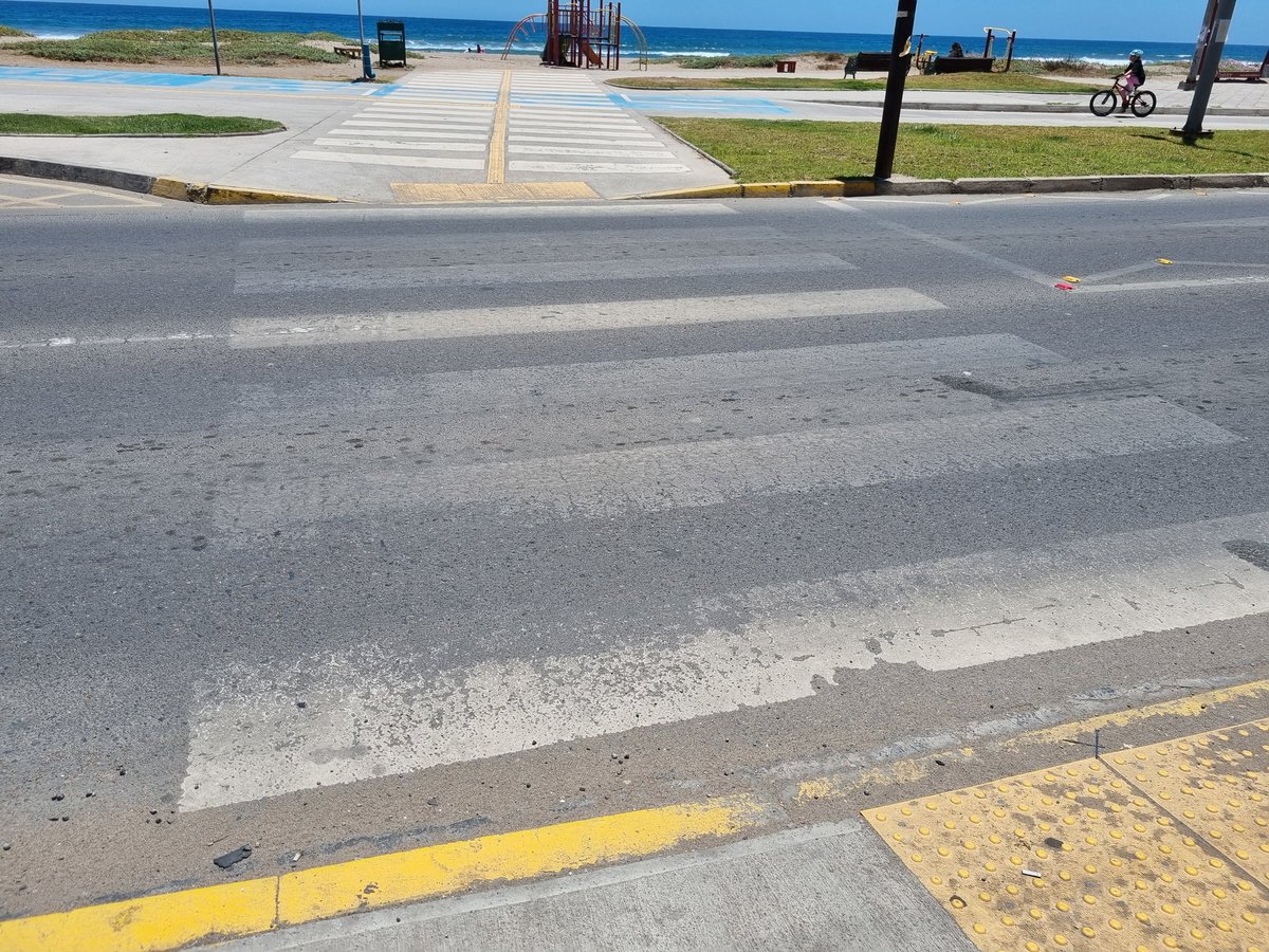 ExijoSerUnHeroe's tweet photo. @munilaserena Inviertan el dinero en el arreglo de veredas, bancas, etc. Que están esperando? Que haya un accidente? #LaSerena https://t.co/r0e21jJnTg