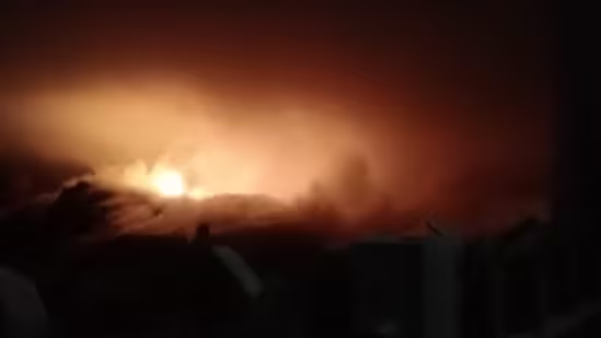 htdelhi's tweet photo. Massive fire breaks out near Modi Mill flyover in Delhi, traffic affected on #MathuraRoad: Cops

https://t.co/wJkmok7FQa https://t.co/QPa0OWQAL7
