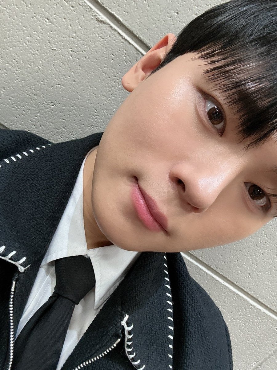 Swanta_TV's tweet photo. 호수들 즐거운 주말보내💖 https://t.co/0pFQLKaETk