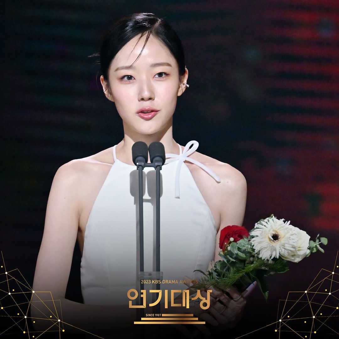 DramalandBR's tweet photo. 🏆 | ESPECIAIS!

#ChaeWonBin (#LoveAttack), #LeeJaeWon (#NoPathBack) e #HongSeungHee (#BehindTheShadows) venceu o prêmio de Melhor Ator/Atriz em Drama Especial/TV Cinema no #KBSDramaAwards2023. https://t.co/8GLABvzF5R