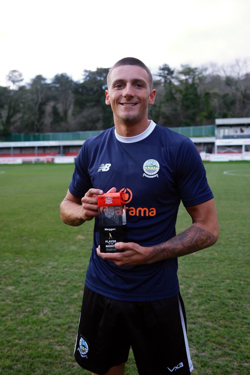 Many congratulations to <a href="/scottholdinggg/">Scott holding</a> who receives his December Megger Player of the Month award before today’s game 👏

Well done Scott 🤝

#OneTownOneTeamOneDover ⚪⚫️