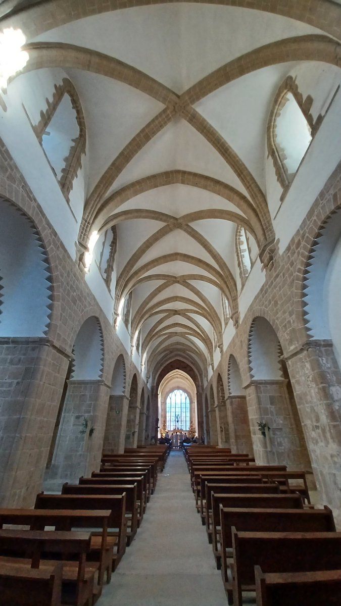 Ch_DICKES's tweet image. 🚶‍♂️⛪️ Abbaye de la Lucerne magnifiquement restaurée. Avec cet incroyable colombier (1500 trous pour 3000 colombes), un des symboles du pouvoir seigneurial.