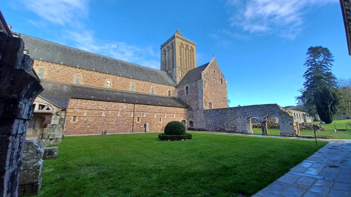 Ch_DICKES's tweet image. 🚶‍♂️⛪️ Abbaye de la Lucerne magnifiquement restaurée. Avec cet incroyable colombier (1500 trous pour 3000 colombes), un des symboles du pouvoir seigneurial.