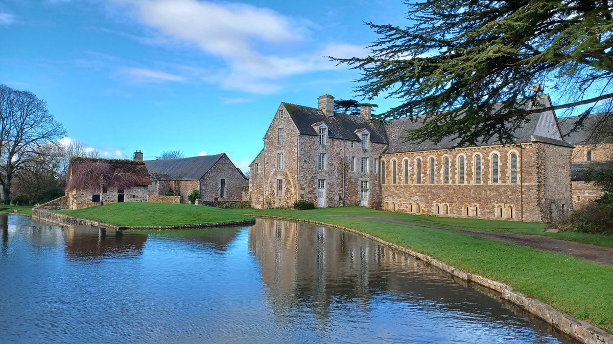 Ch_DICKES's tweet image. 🚶‍♂️⛪️ Abbaye de la Lucerne magnifiquement restaurée. Avec cet incroyable colombier (1500 trous pour 3000 colombes), un des symboles du pouvoir seigneurial.
