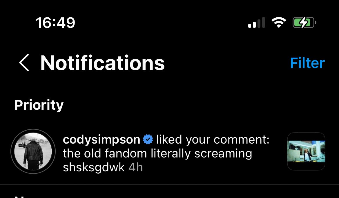 wakeupwelling's tweet photo. i'm sorry but i'm screaming shndhskxi he liked my comment apperantly i didn't grow up since than @CodySimpson https://t.co/7Ipfjop9Mw
