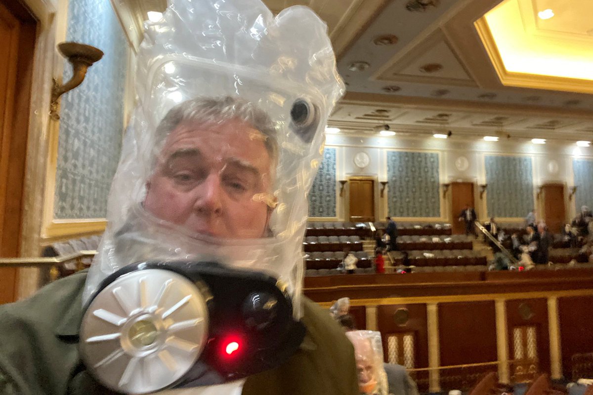 9mmsmg's tweet photo. This will never not be hysterical. Happy January 6th everyone. A day where a guided tour made politicians put plastic bags on their heads and look ridiculous. https://t.co/vFMT4gVfFu