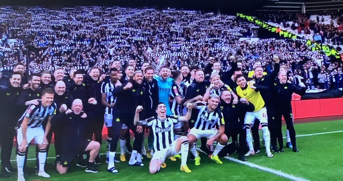 NUFCBlogcouk's tweet photo. We just did our team photo on the pitch!! 😂

UP THE MAGS!! 😍⚫️⚪️

#NUFC #SAFC https://t.co/auBym3LLCB
