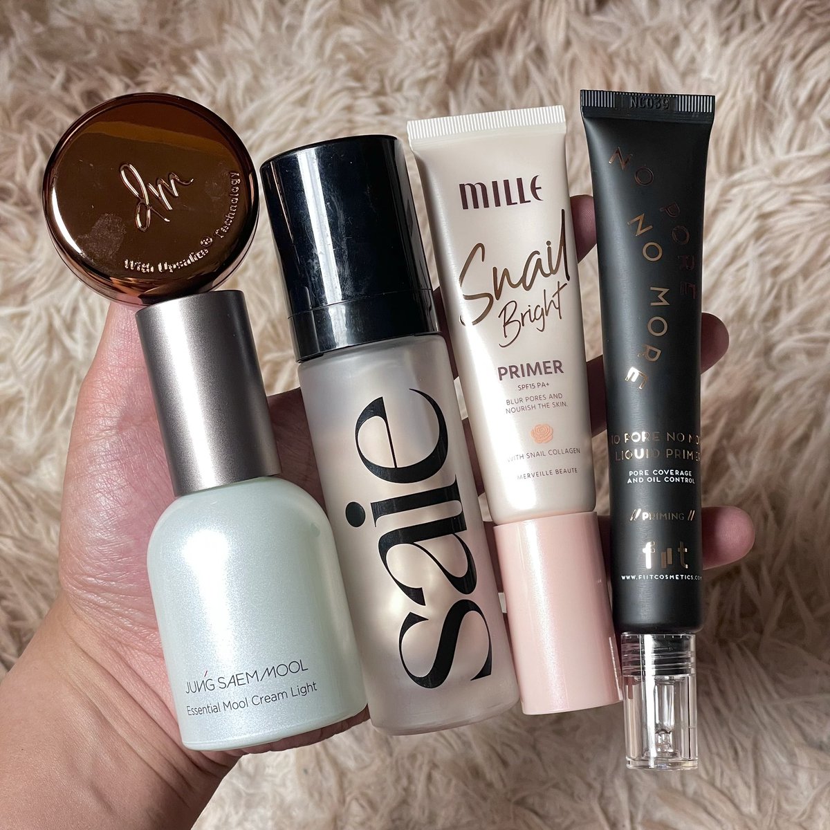 jjdoesitwork's tweet photo. เบส/ไพรเมอร์

danessa myricks เป็นที่เรา��ามยูทูปเบอร์ คุณ maryam maquillage มา คือเค้าเป็นคนผิวมันมากกกก ตัวนี้เป็นหนึ่งในตัวที่เค้าพูดถึงบ่อน คือเป็นตัวที่ช่วยให้หน้าไม่มัน แบบโคตรจริง คุมมันดีมากกกก ลงก่อนคุชชั่น/รองพื้นฟินิชฉ่ำๆ คืออยู่ได้ทั้งวัน แบบไม่หยาไม่เยิ้ม ฟินิชคุชชั่นไม่เปลี่ยนนะ แต่น้ำมันในผิวมันไม่ออกมากวนคุชชั่นอ่ะ เหมาะกับอากาศบ้านเราหรือคนที่ชอบใช้อะไรฉ่ำๆ แต่กลัวหน้าหยาอ่ะ hold หน้าอยู่ทั้งวันแบบ ไม่เอือด คือดีมากกๆๆ 

📍https://t.co/cJoGJu3zqh

mille ตำนานช่วยเบลอผิว เบลอรูขุมขนแบบผิวเนียนเป็นกระเบื้องเลย ฟีลเปิดไฟให้ผิว ลงก่อนรองพื้น คุชชั่น คือผิวเด้งสุด เด้งแบบหมดวันแล้วยังดูเนียน ดูผ่อง เนื้อเค้าจะเป็นเหมือนเบสปรับสีผิว ไม่ได้เป็นซิลิโคน แต่มันเบลอผิวได้สวยมากกกก แบบงง ทำได้ไง คือผิวมันเนียนจริงๆ เป็น��ิวสายเกาแบบหน้าผ่องๆ อ่ะ 

📍https://t.co/CVBVQQ9DsQ

jungsaemmool mool cream light  ตัวนี้ให้ยืนหนึ่งเลยนะ สำหรับคนที่แต่งหน้าแล้วชอบเป็นขุย หน้าลอก หน้าเป็นคราบ ผ่านไปวันไปแล้วหน้าดูเหนื่อย อันนี้คือเหมือนสตาฟผิวไว้ทั้งวันหน้าเด้งทั้งวันเลยแบบงงมาก hold makeup ดีเว่อ เคยลองทาครึ่งหน้า อีกข้างคือเนือยเว่อแล้วได้ผิวที่สวยมากกกก แบบงาน glsss skin ผิวฉ่ำสวย แต่ไม่เหนอะหนะสูตรไลท์เบากว่าออริจิเยอะ 
 
📍https://t.co/bNFTzPF2O9

saie glowy super gel สี starlight ติด fav มา 2 ปีละยังไม่เจอตัวใหม่ที่ทำได้แบบนี้เลย คืองานโกงผิว ถ้าชอบฟินิชผิววาวๆ ใสๆ คือได้เอฟเฟคนั้นเลย วาวฉ่ำสะใจ แต่ไม่มันเยิ้ม ลงรองพื้น/คุชชั่นทับอีกชั้นนะ คือชนะ ยิ่งใครลงคอนซีลเลอร์เฉพาะจุดแล้วให้ผิวเราจริงๆ + กับ saie แล้วโชว์อัพคือชนะกว่า มันดูเป็นคนผิวดี ผิวใสแบบโคตรเว่ออ่ะ แล้วเป็นความใสที่ทะลุผ่านรองพื้น/คุชชั่นออกมาได้อ่ะ ใครผิวดีลงเดี่ยวๆ คือออร่าพุ่งมาก ใช้ผสมรองพื้น/ลงตามจุดไฮไลท์/ทาเดี่ยวๆ ลงคอนซีลเฉพาะจุด วิธีไหนก็ได้ผิวสวยหมด ไม่รับความเห็นต่าง

📍https://t.co/x5Cz1Ljf5x

fiit หลอดดำ อันนี้มาเจอเอาปลายปี เนื้อมีความซิลิโคนนิดๆ แต่ไม่ใช่แบบที่ลงแล้วผิวลื่นไปเลย เรารู้นะว่าหลายคนอาจจะชอบฟีลลิ่งแบบนั่น แต่อิฟินิชลื่นๆ แบบนั้นอ่ะตัวดีเลยที่ทำให้รองพื้นไม่เกาะผิว แต่ตัวนี้ไม่เป็น ฟีลลิ่งไม่ลื่น คือมันมีความ gripping ให้รองพื้นมัน/คุชชั่นเกาะหน้าอ่ะ แล้วคุมมันดีมากกกก มากกกกกก แบบยืดระยะเวลาให้หน้ามันออกไปอีก เราชอบใช้วันที่ต้องออกไปทำงานเอาท์ดอร์ คือ hold เมคอัพ ดีมากๆ ไม่หลุด ไม่ลื่น ผิวไม่หยือ ไม่เยิ้ม สุดยอดโคตร

📍https://t.co/6baRkT4neB