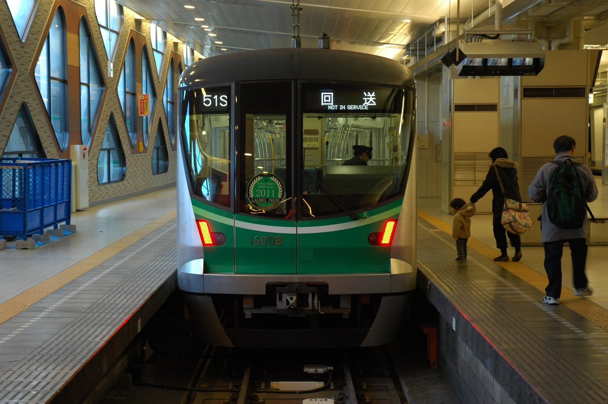 huziQ5700_suki's tweet photo. #おおよそ10年前の列車集 
#いいねした鉄道ファン全員フォローする 
2011年12月11日　新宿駅
懐かしい6ﾀﾞｧ車とか https://t.co/KUuTczTbzs