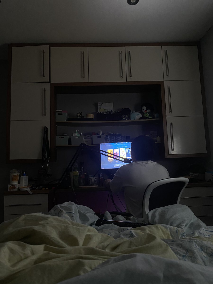 zhenVLR's tweet image. he nut in me and 5 stacked :(