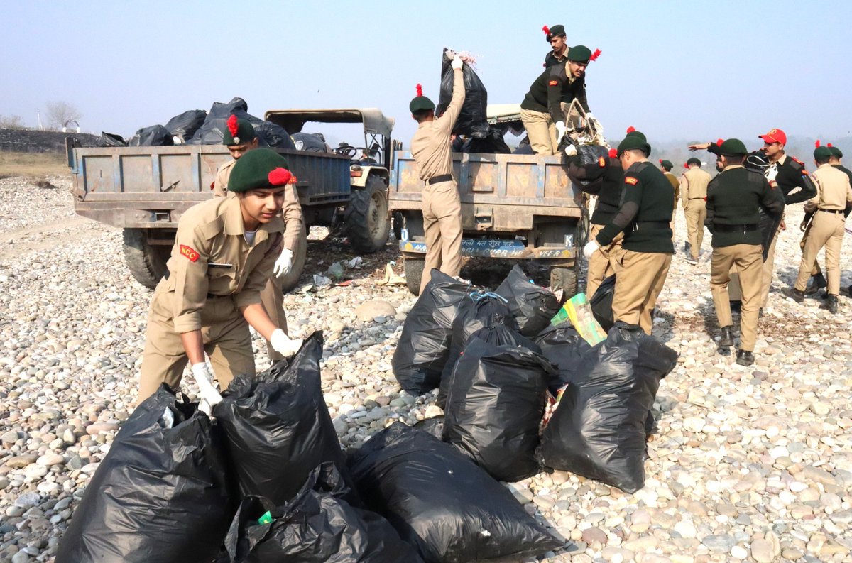prodefencejammu's tweet photo. #PuneetSagar
Commendable effort by #NCC Cdts in collaboration with civic bodies at Nagrota for #PlasticFreeTawi.540 cdts&staff joined forces to clean TawiRiver Banks,removing approx 600kg of plastic waste.Powerful example of collective responsibility towards our water bodies! https://t.co/1n4oVtBNFT