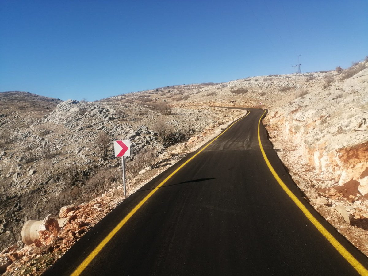 diyarbakirbld's tweet photo. Yılların hayalini birer birer gerçekleştiriyoruz…⏳🛣️

📍Hani ilçemizin Üçocak yolunda;

Yol yapım çalışmalarımızı tamamladık. ✅

Hemşehrilerimize hayırlı olsun. 

#BaşımGözümÜstüne #Diyarbakır https://t.co/UthoUdqgJO