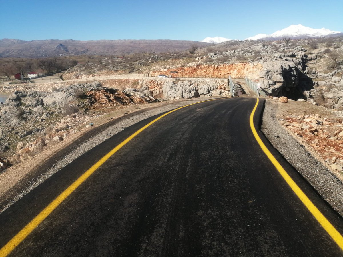 diyarbakirbld's tweet photo. Yılların hayalini birer birer gerçekleştiriyoruz…⏳🛣️

📍Hani ilçemizin Üçocak yolunda;

Yol yapım çalışmalarımızı tamamladık. ✅

Hemşehrilerimize hayırlı olsun. 

#BaşımGözümÜstüne #Diyarbakır https://t.co/UthoUdqgJO