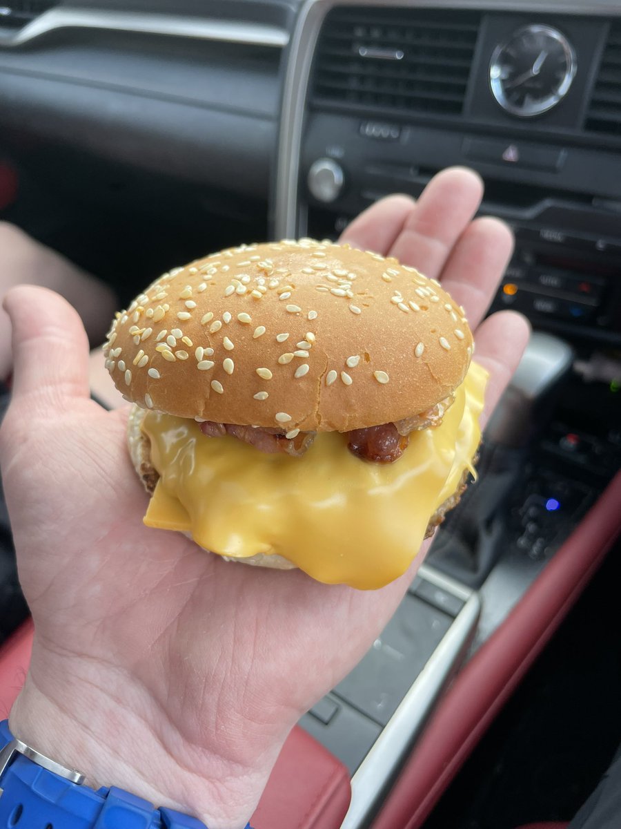 dicky_peel's tweet photo. I haven’t had a double bacon cheeseburger from this well known fast food chain in maybe over 20 years (my son made me go today!) either my hands have grown or these have shrunk considerably!! It was gone in about three mouthfuls. One thing hasn’t changed they’re still pretty rank https://t.co/bhb7tEZ7Tl