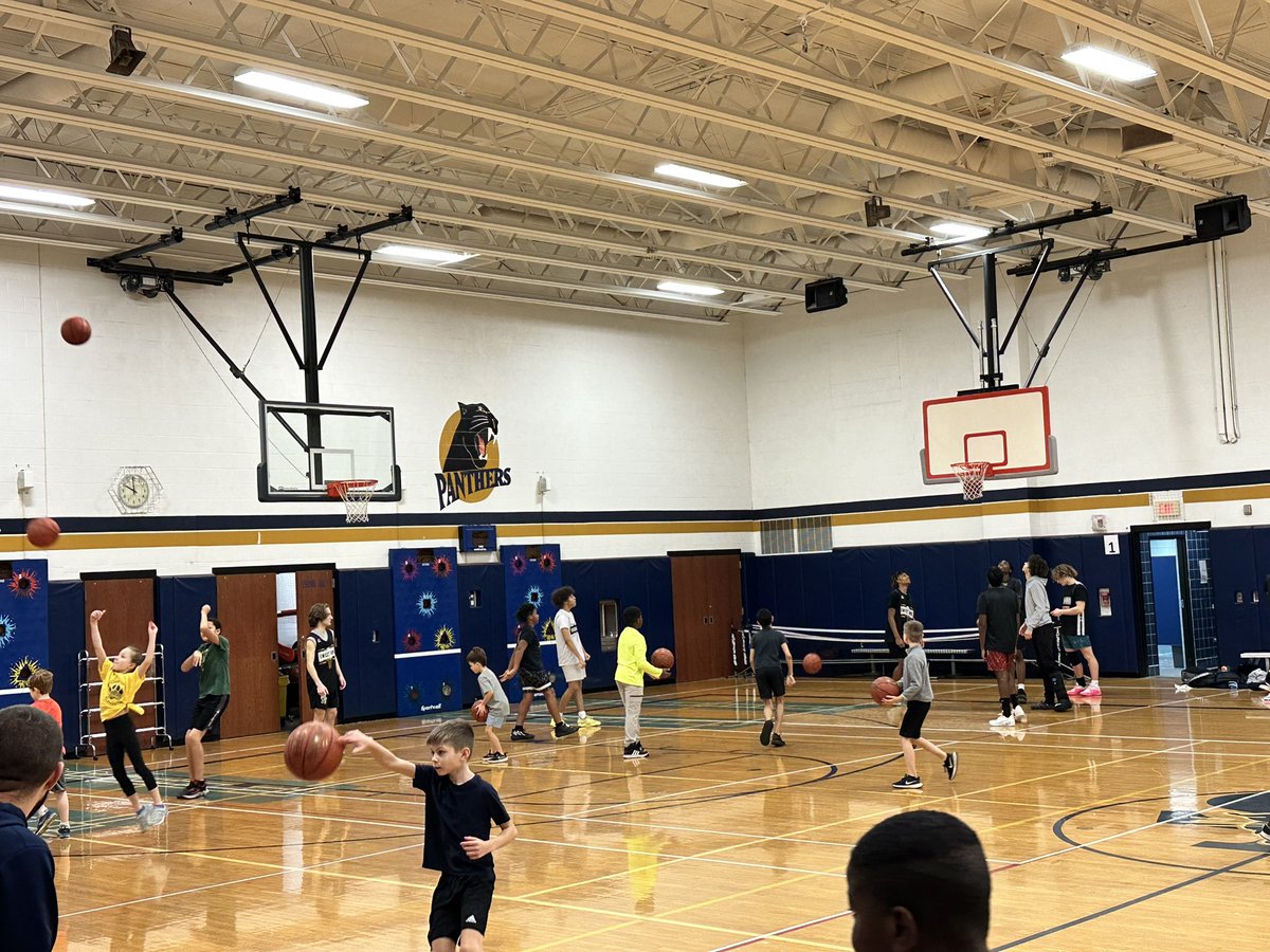 KristineStrible's tweet photo. Great morning at @SweetHomeCSD Winter Basketball Clinic at SHMS 🏀 Thank you Mr. Wood! https://t.co/0yXFFH0DJm