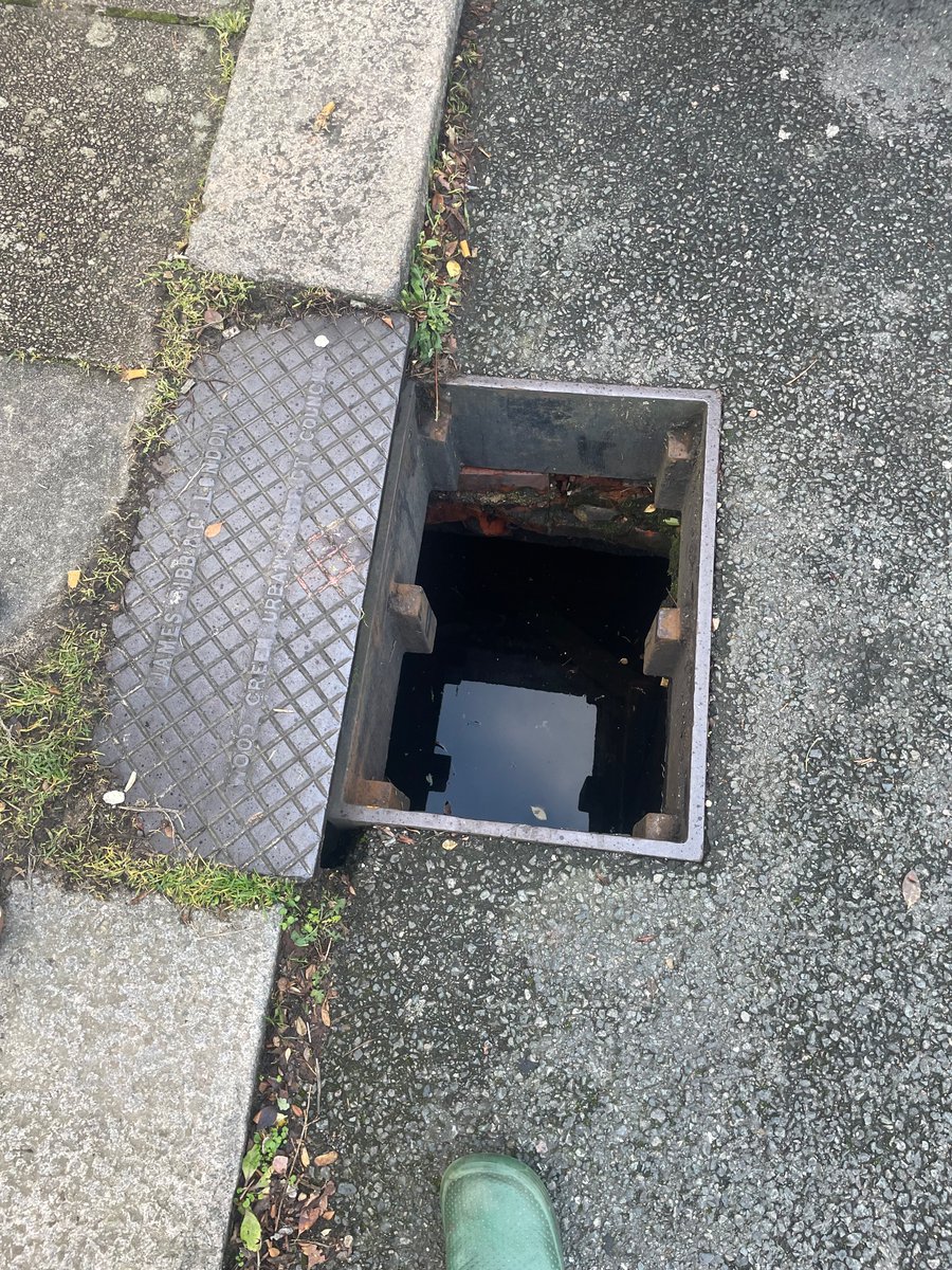 nir020's tweet photo. @haringeycouncil please be aware there is drain with a cover missing on crescent rise (N22) outside number 37 (see pic below) 
Please can investigate as potentially hazardous https://t.co/SxyTBLz7sB