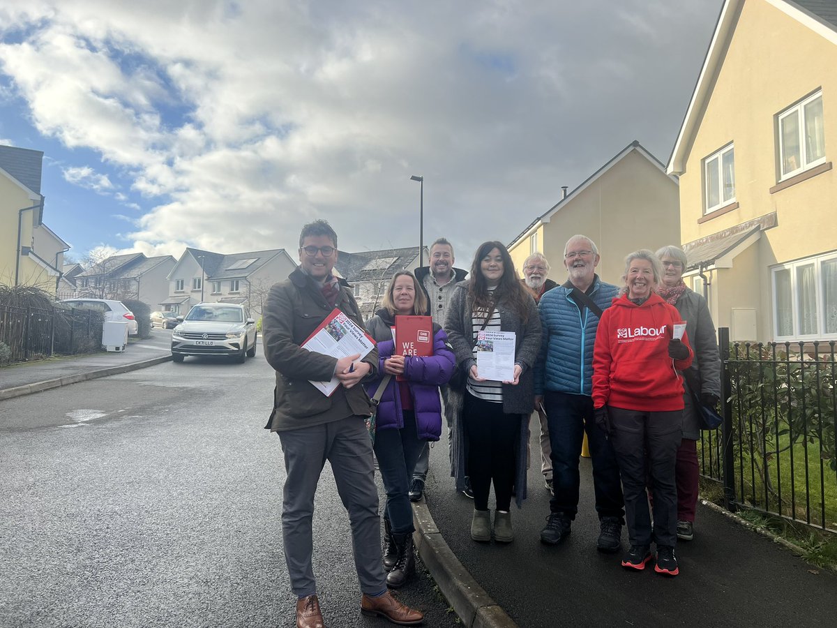 MatthewDorrance's tweet photo. Afternoon out talking to residents in Ffynnon Dewi, Dewi Sant and St David’s Park. Message from the doorsteps was very clear - “Get the Tories out!”.
#LabourLocal #OnYourSide #StrongerFairerGreener #YourCouncillor #TeamBrecon #LabourDoorstep https://t.co/XUxJcI5fq1