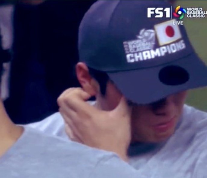 涙を拭く仕草、変わらないね🥹😭✨