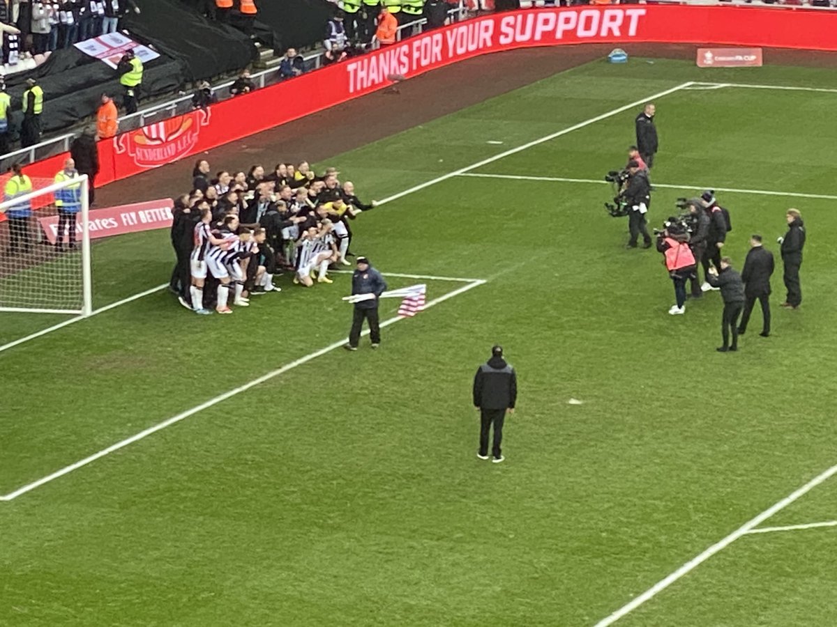 Newcastle players & staff wind up Sunderland fans by taking their “winning team photo” on the pitch after 3-0 derby win #NUFC #SAFC