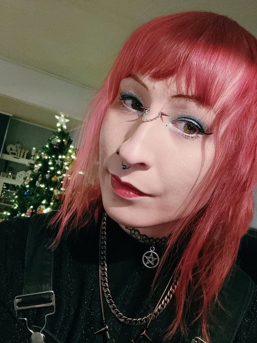 Haven't said happy new year yet ✨ Let's have a crazy fuckin year 💜 https://t.co/CqewZ79IFX