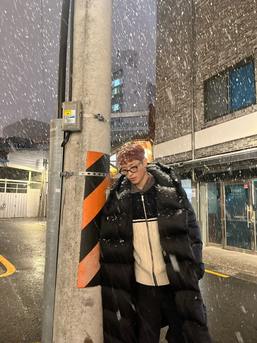 P1H_members's tweet photo. 눈 내린다~! ❄️⛄️

#P1Harmony #KEEHO https://t.co/JOh4gB3wMD