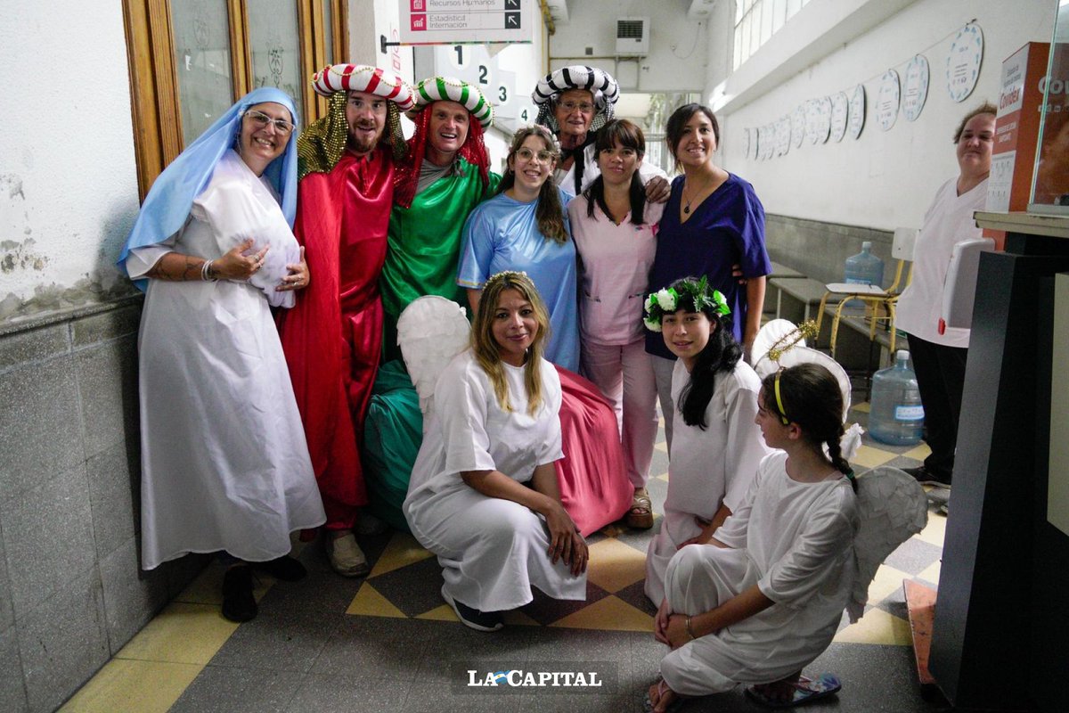 🐫🧙🏻‍♂️ LOS REYES MAGOS LLEGARON AL HOSPITAL PROVINCIAL 

Melchor, Gaspar y Baltasar estuvieron presentes esta mañana en el efector público para saludar a los niños y niñas que se encuentran internados allí y dejarles un regalo de reyes. 

Fotos: Celina Mutti Lovera / La Capital