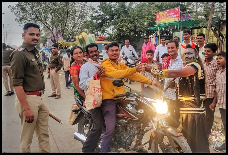 yavatmalpolice's tweet photo. #रेझिंग_डे सप्ताह निमित्त #राळेगाव_पोलीस_स्टेशन मार्फत #वाहनचालका साठी करण्यात आली #जनजागृती ..! Yavatmal Police Maharashtra Police Headquarter Yavatmal Bike riding #usehelmet #roadbike
#yamdoot #ralegaon #RaisingDay https://t.co/neytW33a3u