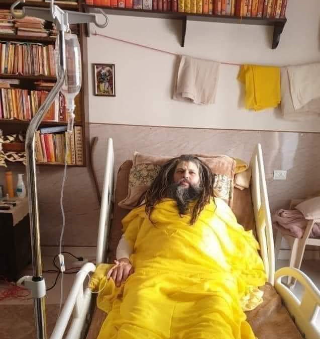 JaikyYadav16's tweet photo. मंदिर क्यों बन रहा है? इसका केवल एक ही उत्तर है:

मंदिर लोगों की आस्था का केंद्र है। हर चीज़ से फ़ायदा हो यह ज़रूरी नहीं। जो काम हॉस्पिटल से हो सकता है वह मंदिर बनाकर नहीं होगा और जो काम मंदिर से हो सकता है वह हॉस्पिटल बनाकर नहीं होगा और यह दोनों ही चीजें ज़रूरी हैं मगर

इसके लिए ऊल जलूल तर्क देने वाले लोग सच में केवल अपना धंधा चला रहे हैं। जो सच्चा हिंदू होगा वह मंदिर बनने पर तर्क नहीं देगा क्योंकि उसे पता है यह आस्था का विषय है।

प्रेमानंद महाराज जी बीमार होते हैं तो हॉस्पिटल ही जाते हैं, दवाईयां ही लेते हैं मगर अमीश देवगन का यह कहना कि मंदिर जाओगे तो अस्पताल जानें की ज़रूरत ही नहीं पड़ेगी यह केवल उनकी दलाली को दर्शाता है।