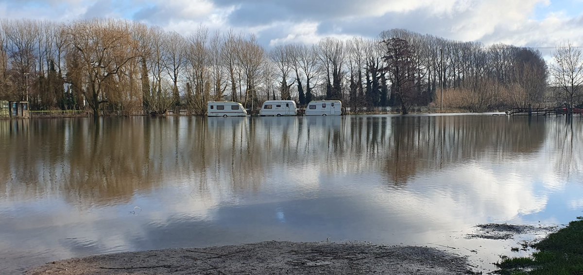 Trout Inn Lechlade tweet media