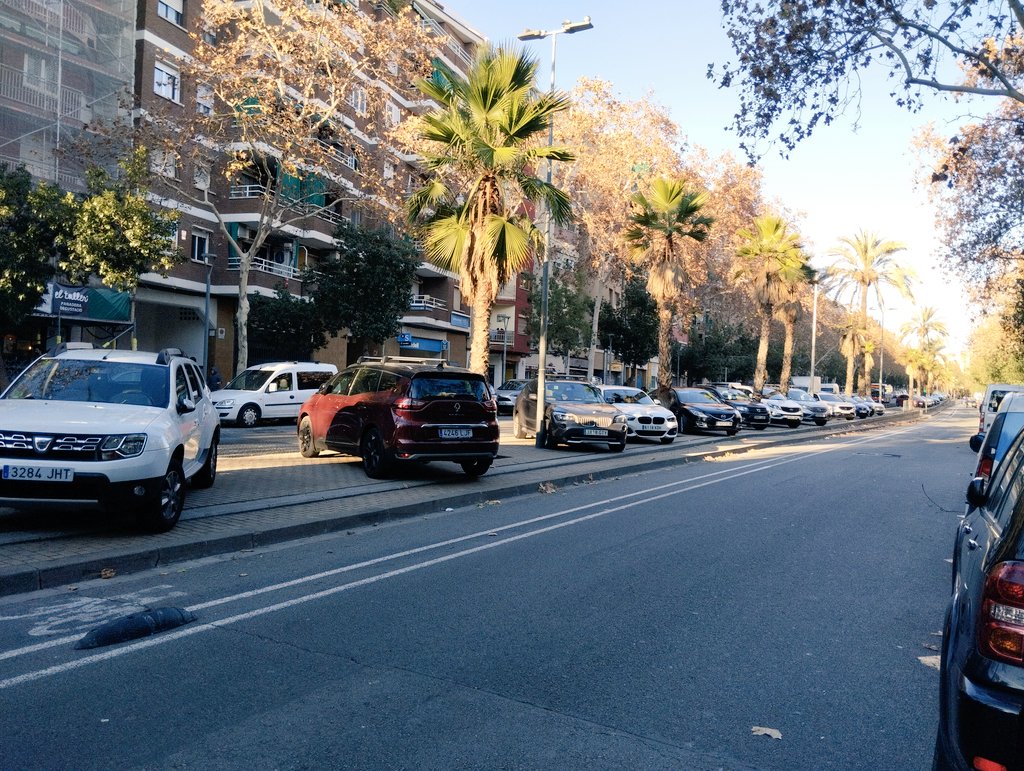 JoelDur09374293's tweet image. El alcalde de Barcelona porfavor que quite los carriles bicis porque no hay espacios para aparcar, y pues a esperar y encima cuando no hay siempre hay  aparcamientos para inválidos que nunca se usan porfavor #Barcelona #mosos
