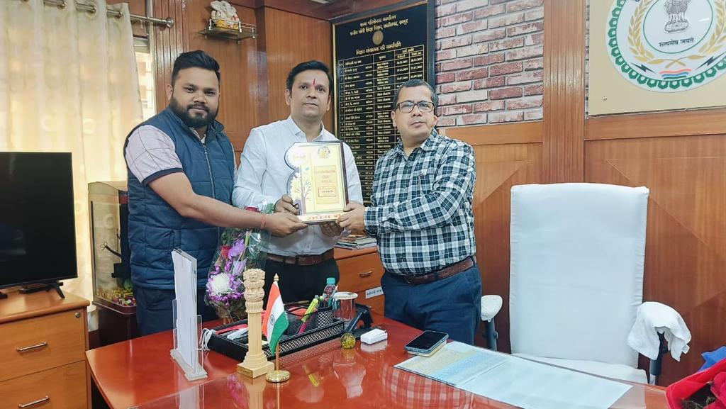 VoicOfCitizens's tweet photo. समग्र शिक्षा के नए प्रबंध संचालक आदरणीय श्री @sanjeevIAS_CG जी से छ.ग नवीन व्यावसायिक प्रशिक्षक संघ के साथियों ने सौजन्य मुलाकात किया और नए दायित्व मिलने पर बधाई दिया ।
इस दौरान आपको स्मृति चिह्न भेंट किया गया ।
आपने व्यावसायिक शिक्षा को हमारी प्राथमिकता में है बताया । https://t.co/fIcDrQ5sWB