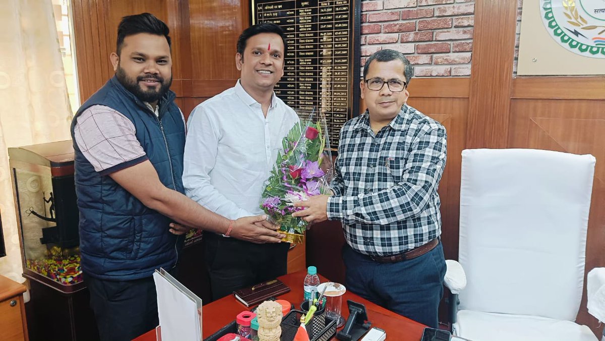 समग्र शिक्षा के नए प्रबंध संचालक आदरणीय श्री <a href="/sanjeevIAS_CG/">Sanjeev Kumar Jha, IAS</a> जी से छ.ग नवीन व्यावसायिक प्रशिक्षक संघ के साथियों ने सौजन्य मुलाकात किया और नए दायित्व मिलने पर बधाई दिया ।
इस दौरान आपको स्मृति चिह्न भेंट किया गया ।
आपने व्यावसायिक शिक्षा को हमारी प्राथमिकता में है बताया ।