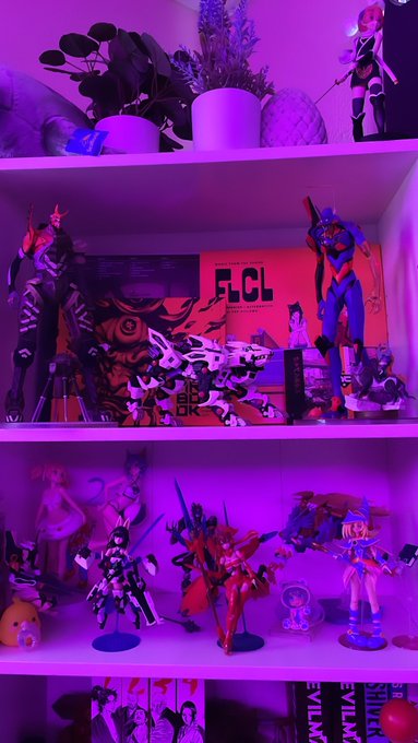 Dusted off all my guys and moved them into the bedroom so they can join me in photos :3 https://t.co