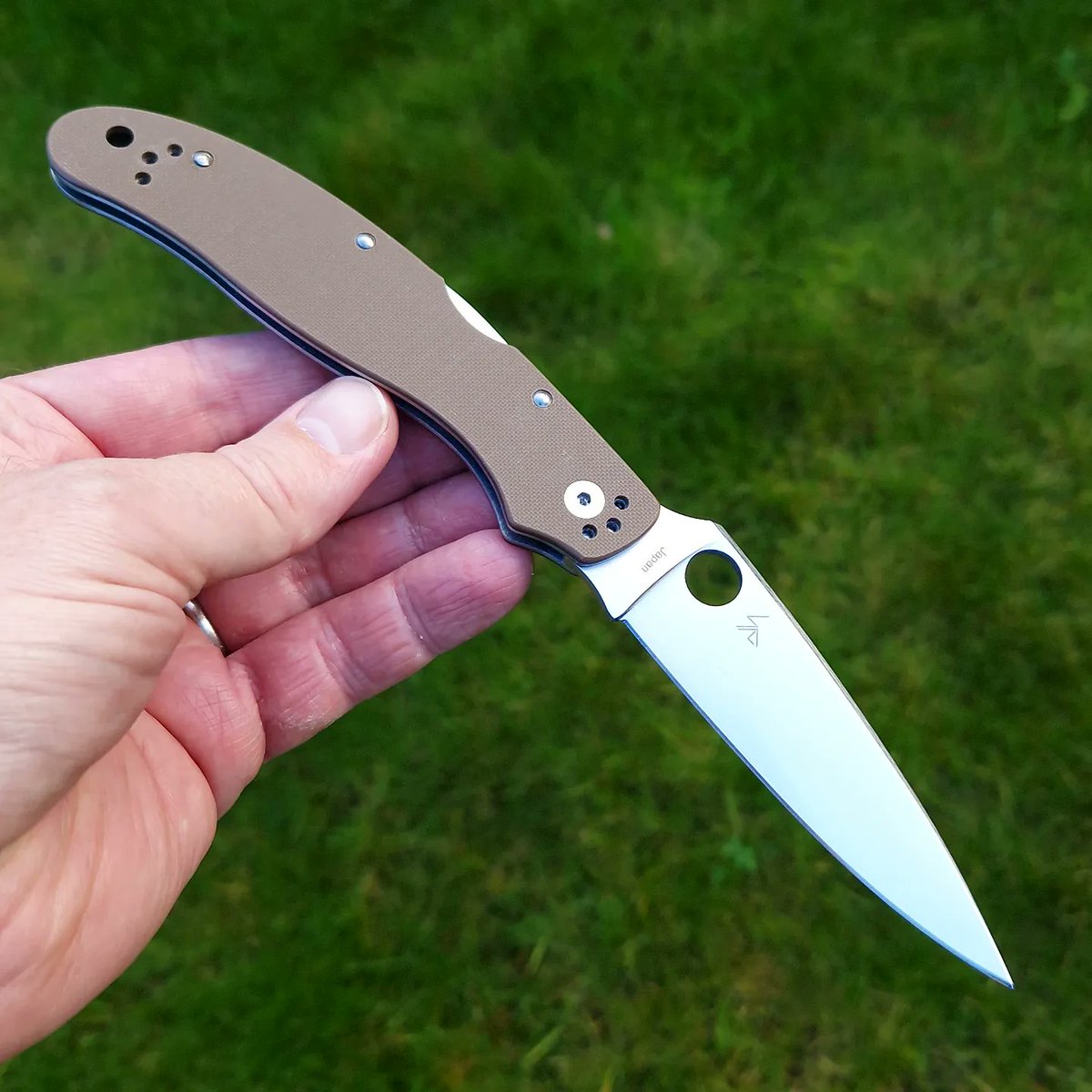 spydercollector's tweet photo. The #spyderco #c54 #calypso, the bigger brother of the famous #c52 #calypsojr and #caly3. The C54 is just as wide and thin as its younger brother, just longer. A lot longer. https://t.co/tmrZj9HYwK