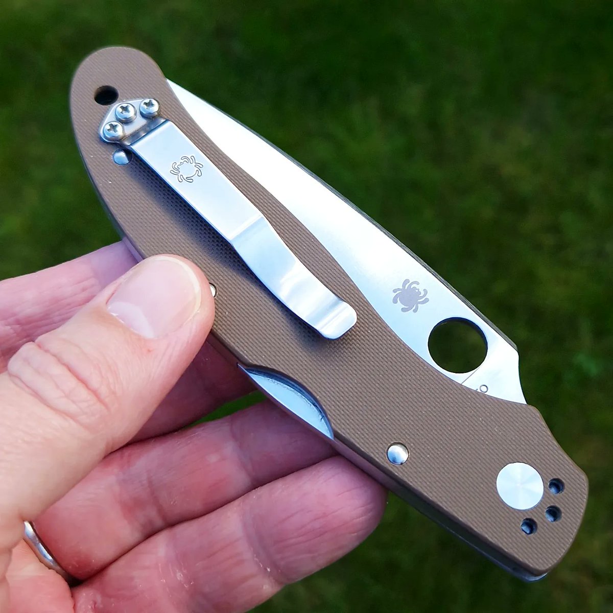 spydercollector's tweet photo. The #spyderco #c54 #calypso, the bigger brother of the famous #c52 #calypsojr and #caly3. The C54 is just as wide and thin as its younger brother, just longer. A lot longer. https://t.co/tmrZj9HYwK