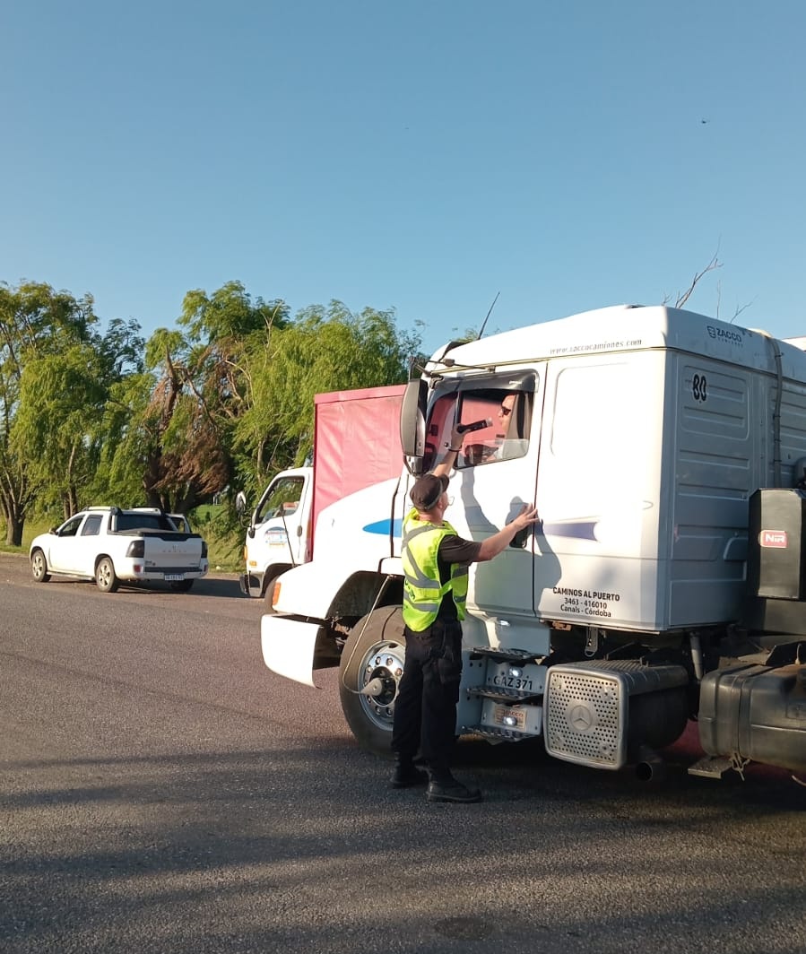 RedSegVial's tweet photo. ⭐Ya está en marcha el #OperativoVerano. Estamos en 25 puntos de control a lo largo y ancho de la provincia para monitorear la circulación, brindar información y hacer más seguro tu viaje.
Te mostramos algunos de los puestos de PSV.
#RN95 y #RN98 #Tostado 👇 Hilo 1/9 https://t.co/iAgPioX2Kl