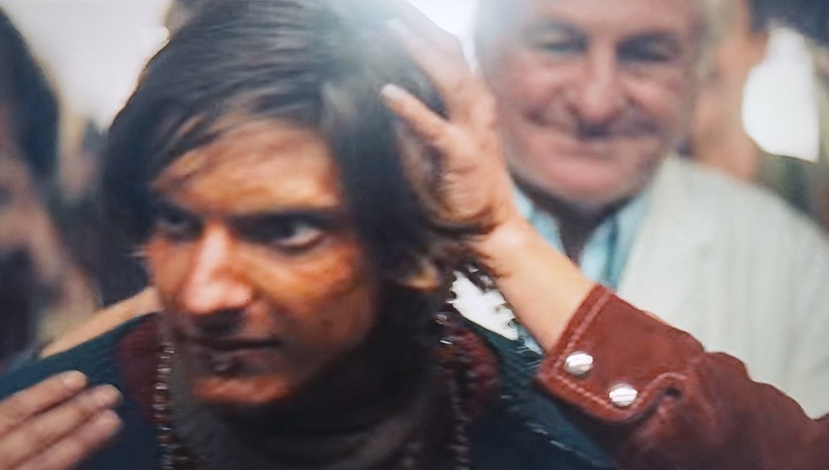 Revisionando La Sociedad de la Nieve, no había caído antes en esta escena. El verdadero Roberto Canessa con su bata de doctor tras el actor que lo interpreta a la llegada al hospital de San Fernando, Chile.
Imposible no volverse a emocionar.