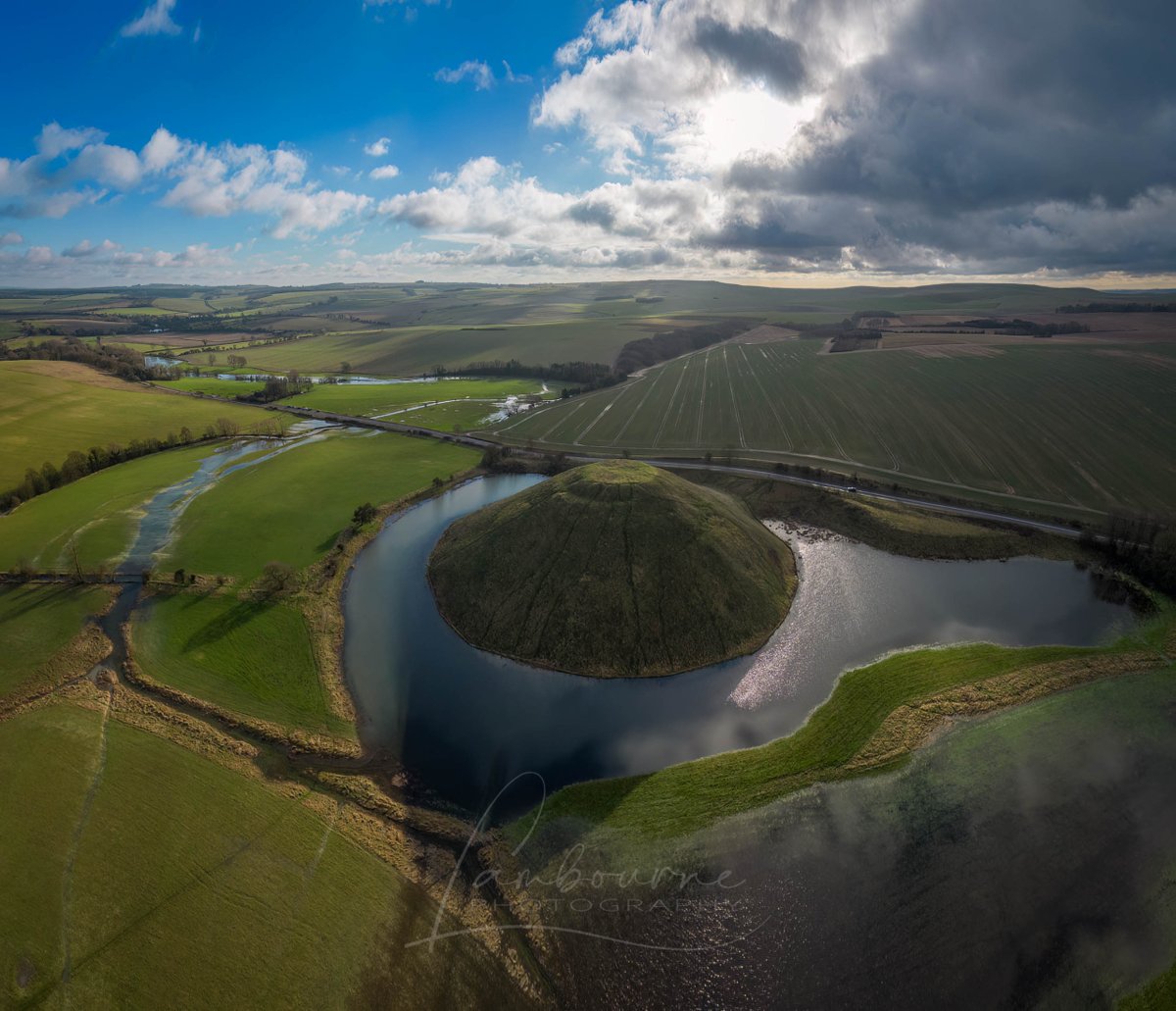 Avebury & Silbury Hill flooding, River Kennet burst its banks. Taken today, 06 Jan 2024.

@swindonadver @WiltshireNews @VisitWiltshire @VisitAvebury