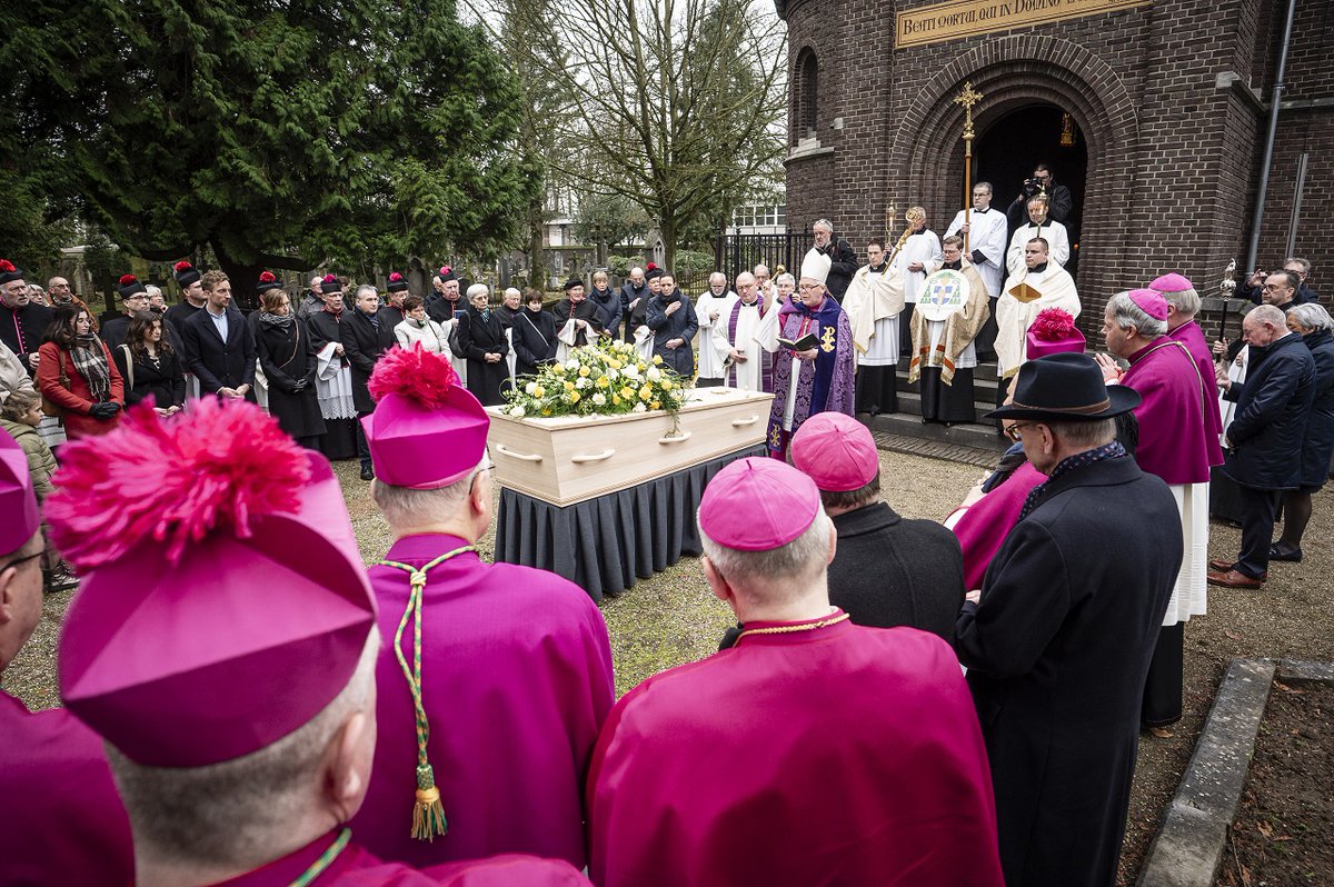 BisdomRoermond's tweet photo. De uitvaart van bisschop Harrie Smeets in beeld. https://t.co/LWluKb8E9D Foto's: John Peters https://t.co/3dwW7WKYht