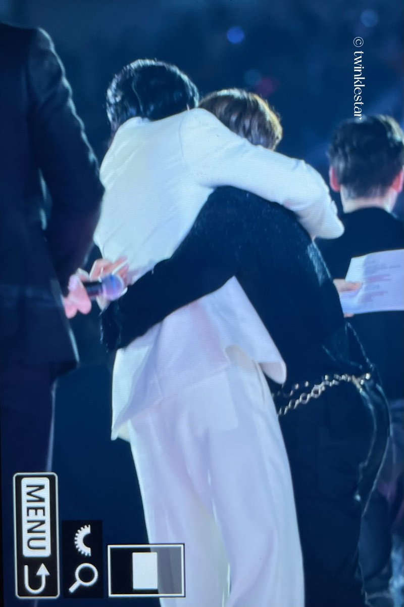 aroharoxy's tweet photo. WHICH SEVENTEEN MEMBER IS HUGGING EUNWOO HERE THEIR HUG LOOKS SO LOVING AND WARM OMG 😭 https://t.co/lmeR5oo2n6