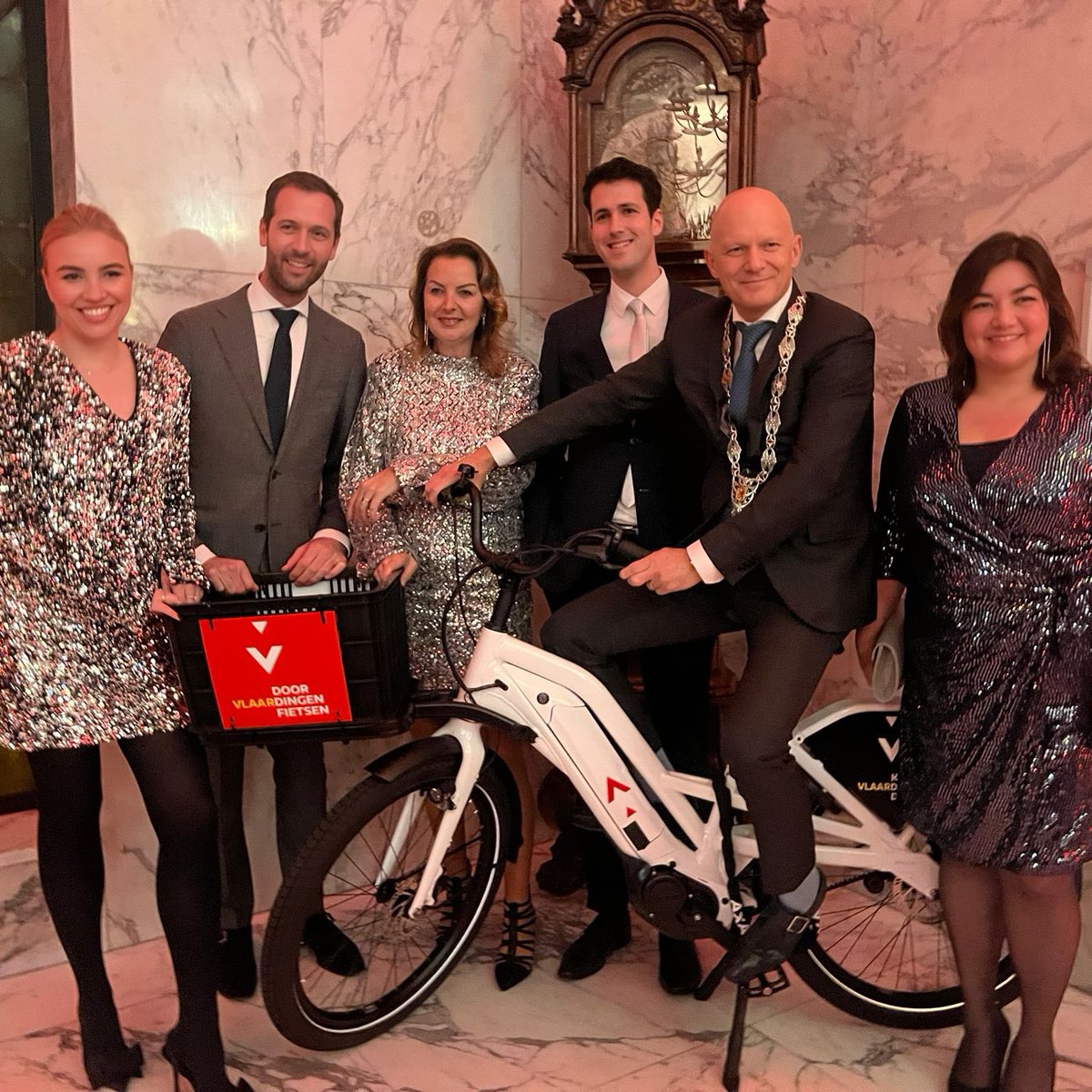 Terugkijkend op een stralende nieuwjaarsreceptie! Dit top team gaat vol positieve energie ook komend jaar weer aan de slag om onze stad nog meer te laten groeien en bloeien! #nieuwjaarsreceptie #vlaardingen #collegeBenW