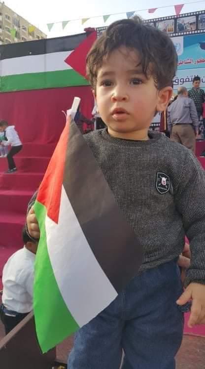 yousefaldomouky's tweet photo. قصة من فظائع غزة، لم أتحمل سماعها من أصحابها، لكنني أحاول -بحيلة العاجز- كتابتها.. هذه الأسرة مكونة من أب وأم وسبعة أطفال، وصلت قوات الاحتلال إلى بيت الحاج حسين الكيلاني، الذي نزحت إليها الأسرة في حي الشيخ رضوان، خرج الجد براية بيضاء ليعلم الجنود بوجود أطفال في المنزل، لكنه استُقبل برصاص غزير مزق جسمه الضعيف واستشهد.

ثم ألقت القوات القنابل اليدوية داخل المنزل، فوقعت إحداها بصدر كمال، الطفل ذي الشعر الأشقر، و11 ربيعًا، وهو حافظ للقرآن ومتفوق والأول على صفه، فاستشهد فورًا، وتمزقت أشلاؤه. وأصيب إخوته، بما فيهم أصغرهم محمد، ومنها شظايا في عينه.

ثم دخل المجندون إلى المنزل، بينما كانت الأم هدى الكيلاني، تهرع إلى صغيرها محمد وتحمله، وقد أصيب إصابات بالغة، وسارت به خطوات، قبل أن يصوب عليها الجنديّ الإسرائيلي سلاحه ليقتلها بطلقات من الخلف، في ظهرها، حتى خرجت إحداها إلى جسد محمد، الذي أصابته "شظايا الرصاصة التي قتلت أمه" في يده وقدمه.

لكن الأم هدى، لم تمت على الفور، اصطُحبت مشيًا على الأقدام لمستشفى الشفاء، لكن لا علاج، ولا موارد، ولا حيلة، فاستشهدت صباح اليوم التالي بعدما زهقت روحها قطعةً قطعةً، أمام من تبقى من أولادها. 

لم تنتهِ القصة، فخميس، الأخ الأكبر، الذي دخل الجامعة قبل أشهر، أصيب بالرصاص هو الآخر، واعتقله الاحتلال رغم ذلك، مع بعض رجال العائلة، ومنهم أبوه، الذي أُلقي به حيًّا على الحدود بعد فترة قصيرة، وحينها استطاع الوصول لأشلاء ابنه كمال ودفنه.

العائلة كلها جرحى ونازحون، وخميس مفقود حتى الآن، ووالدا الأم اللذان خارج غزة، لا يعلمان باستشهادها، بينما يجلس الأب، منذ 18 يومًا، كل صباح يحاول لساعات طويلة الاتصال برقم ابنته.

كل تلك التفاصيل.. وأكثر، وأفظع، وأشنع، بحق شهيدين من 23 ألف شهيد، و5 جرحى من 50 ألف جريح، في مدينة تجاورنا جميعًا، اسمها قطاع غزة.