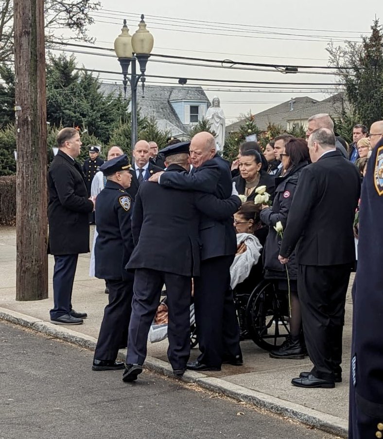 Active Detective Juliet Shields was assigned to <a href="/NYPDSVU/">NYPD Special Victims</a> Night Watch. 

Detective Shields’ family was presented with our Department Flag in her honor. 

May she rest in eternal peace.
#NeverForget 
<a href="/NYPDnews/">NYPD NEWS</a>
