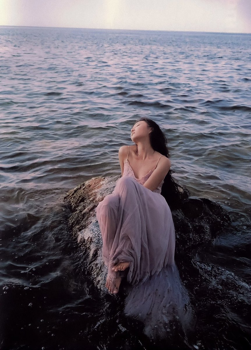 HWASAFEEDS's tweet photo. she’s a real mermaid https://t.co/SwRt9EGjkv