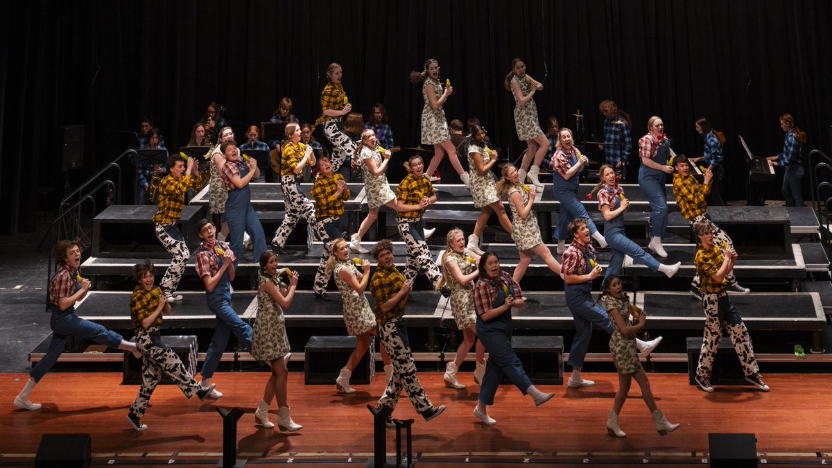 Mid_IowaSCC's tweet photo. Everybody at Mid-Iowa is movin’ and groovin’ after this SPARKLER of a show from La Crosse Central’s Grant Central Station! 🌽 https://t.co/kC8bgBYjIn