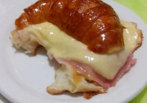 Que fruta noble la medialuna con jamón у queso