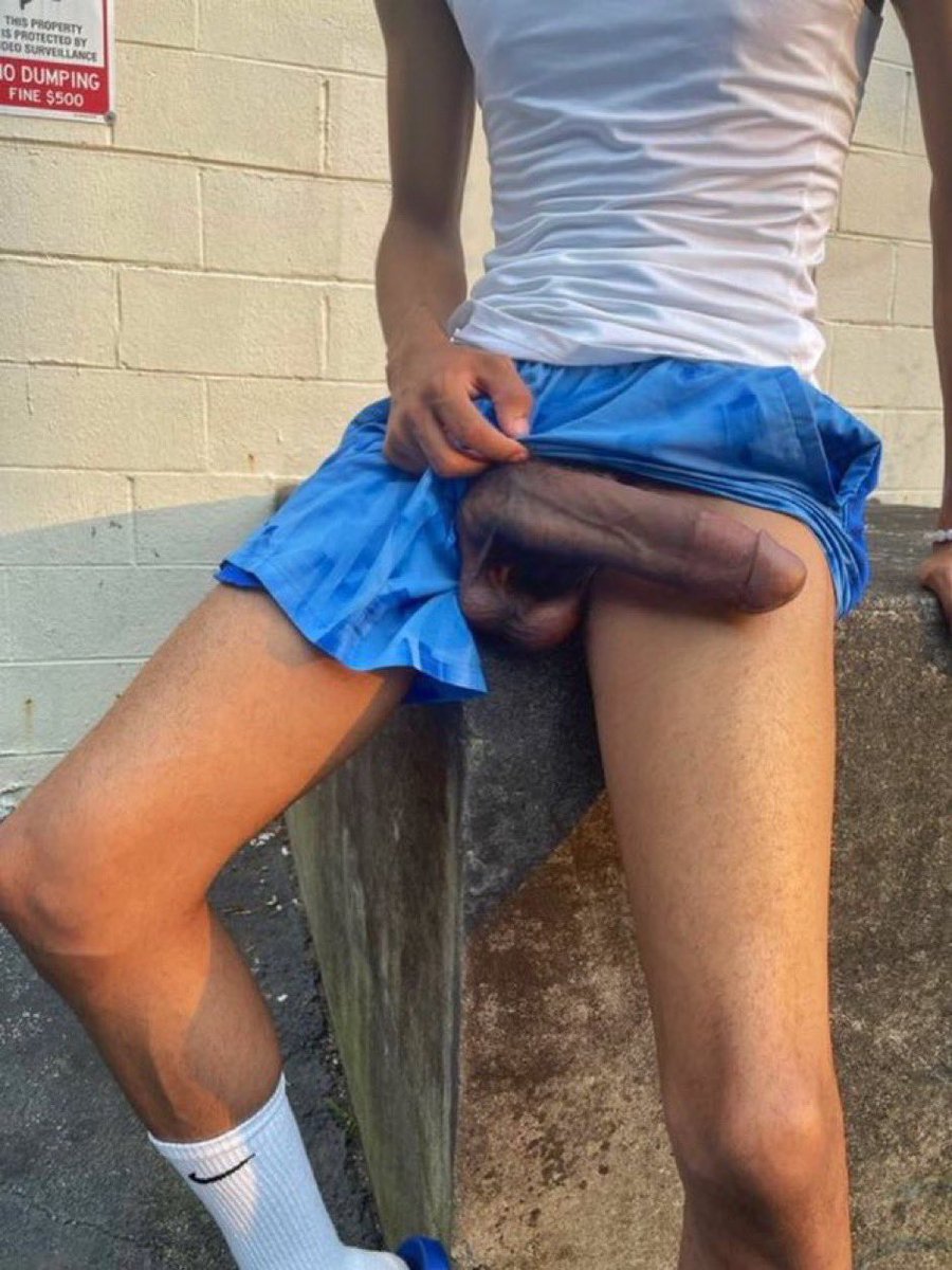 everythingBBC's tweet photo. Skinny but packing meat 🍆🍆 https://t.co/5BOTj0faxd